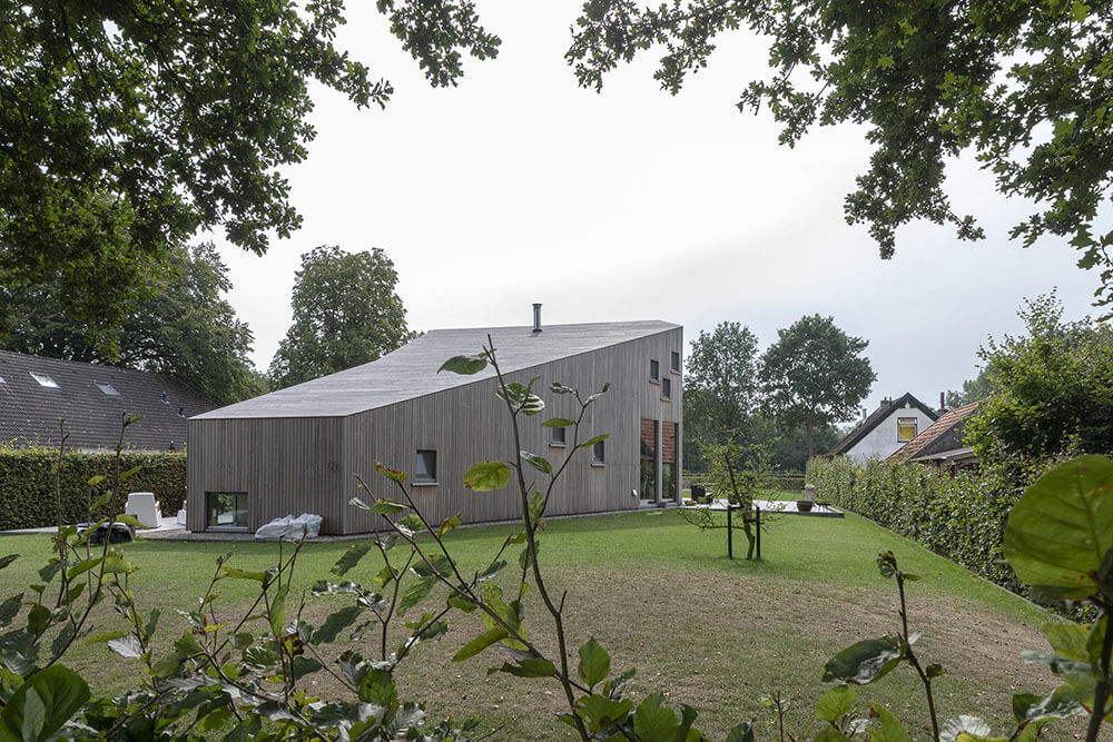 Erker huis met vergrijsde gevelbekleding