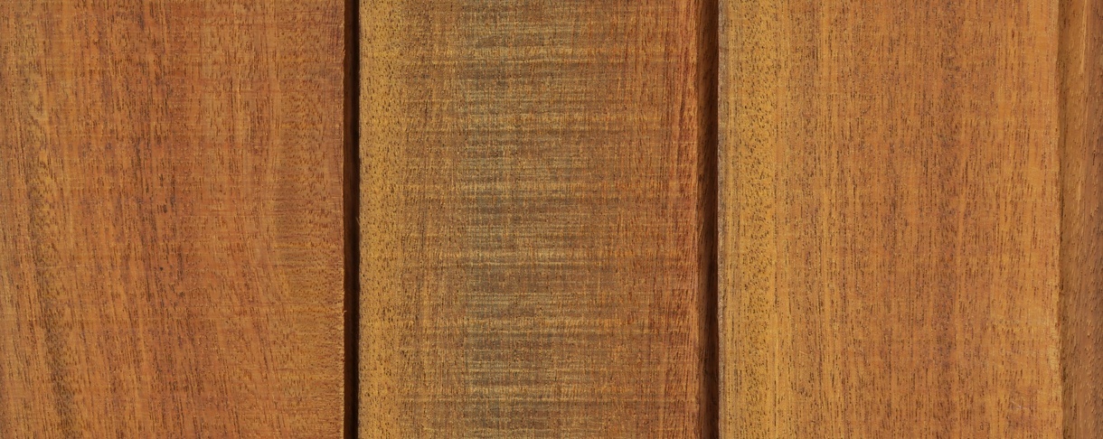 Okan hout is geel bruin van kleur, decoratieve hardhoutsoort